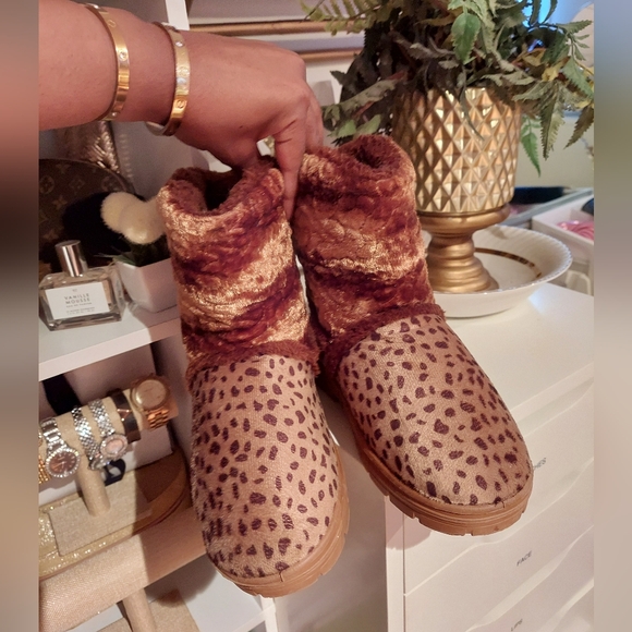 Brown leopard print bear paw style boots - Picture 2 of 9